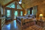 Aska Lodge - Upper King Master Suite with Private Balcony